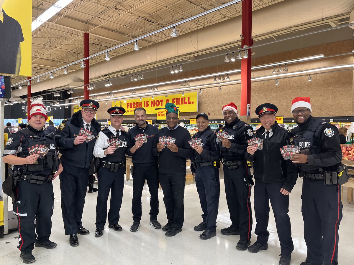 Thanks to Ali’s No Frills and @Michael79096353 Thompson for providing gift cards for @TPS41Div Neighbourhood Community Officer to distribute to families in need! #generosity #community