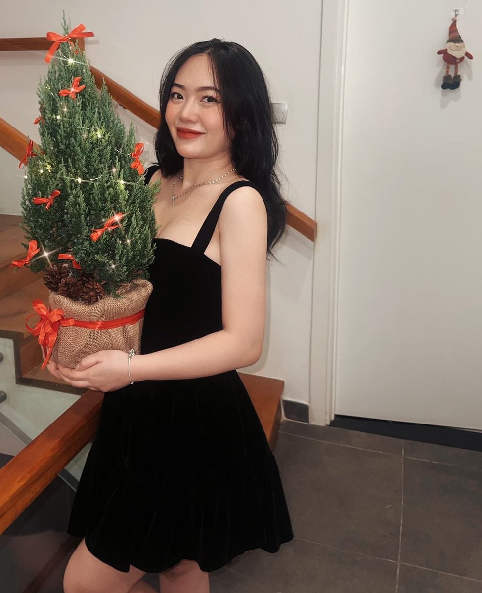 Noel thì có cây thông còn e là để thông hihi