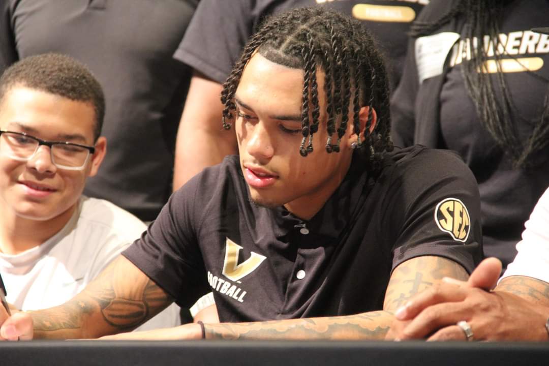 BCarter1911's tweet image. Blessed and highly favored ❤ ⚓ Down 🏈 @DontaeCarter15 @Jboogie7v7 @SK_Athletic @Football_Steele @Vandy_Recruits_ @VandyFootball @Coach_Lea @CoachJRich_ @NickyV05