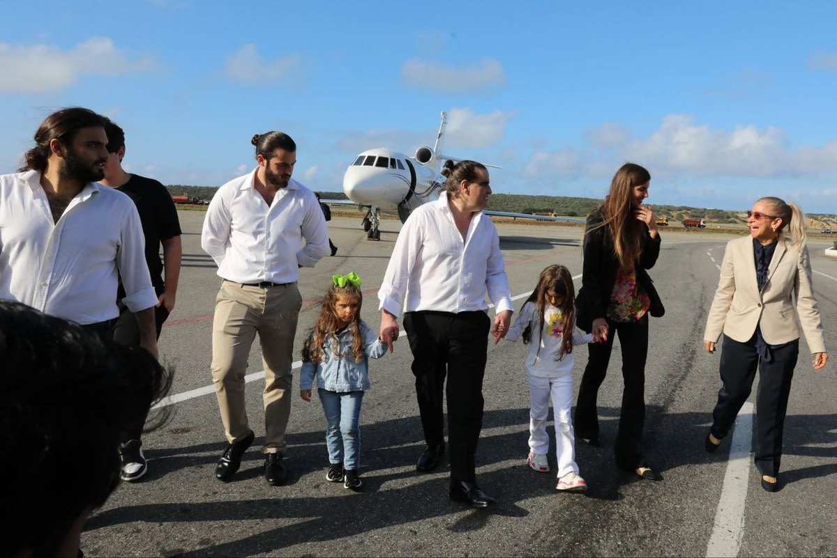 Nos sentimos muy emocionados, ver llegar a Alex Saab a la Patria, caminar nuevamente en libertad, abrazar a su familia, es una victoria de la verdad, la justicia y el amor. Triunfó el bien sobre el mal. Bendiciones.