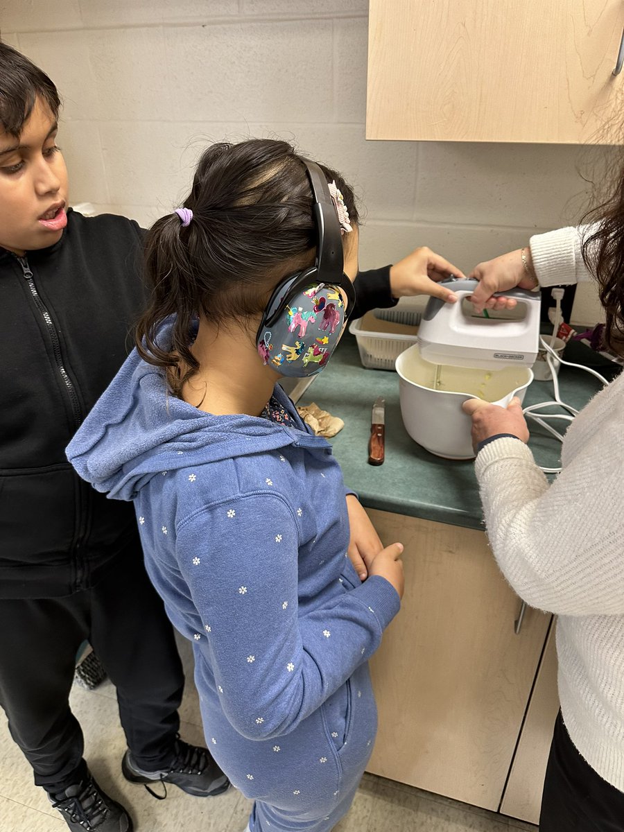 768 is working on Christmas cupcakes for their weekly baking session 😋🎄