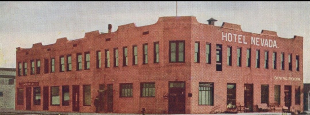 Hotel Nevada at 1 Fremont St at DTLV circa 1912. Now the site of @GoldenGateVegas & entrance to Fremont Street Experience. The Hotel Nevada holds the distinction of having the 1st telephone in LV. Its number was fairly easy to memorize. It was 1. 📸 UNLVSC 📸 Golden Gate Casino