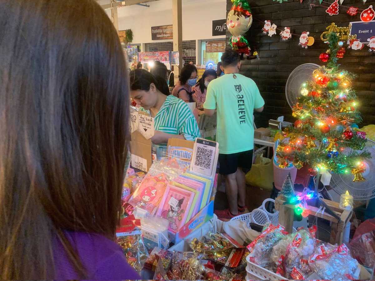 KhaosodEnglish's tweet photo. Bangkokians shop for Christmas decorations at a local market in Phaholyothin 18/2 areaThursday morning, Dec 21. Only one percent of Thais are Christian but some enjoy putting up Christmas decorations to feel jolly. (Pics: Yokin Charoenying.) #Thailand #WhatsH #xmas2023 #Bangkok https://t.co/9bzpXjI5uV