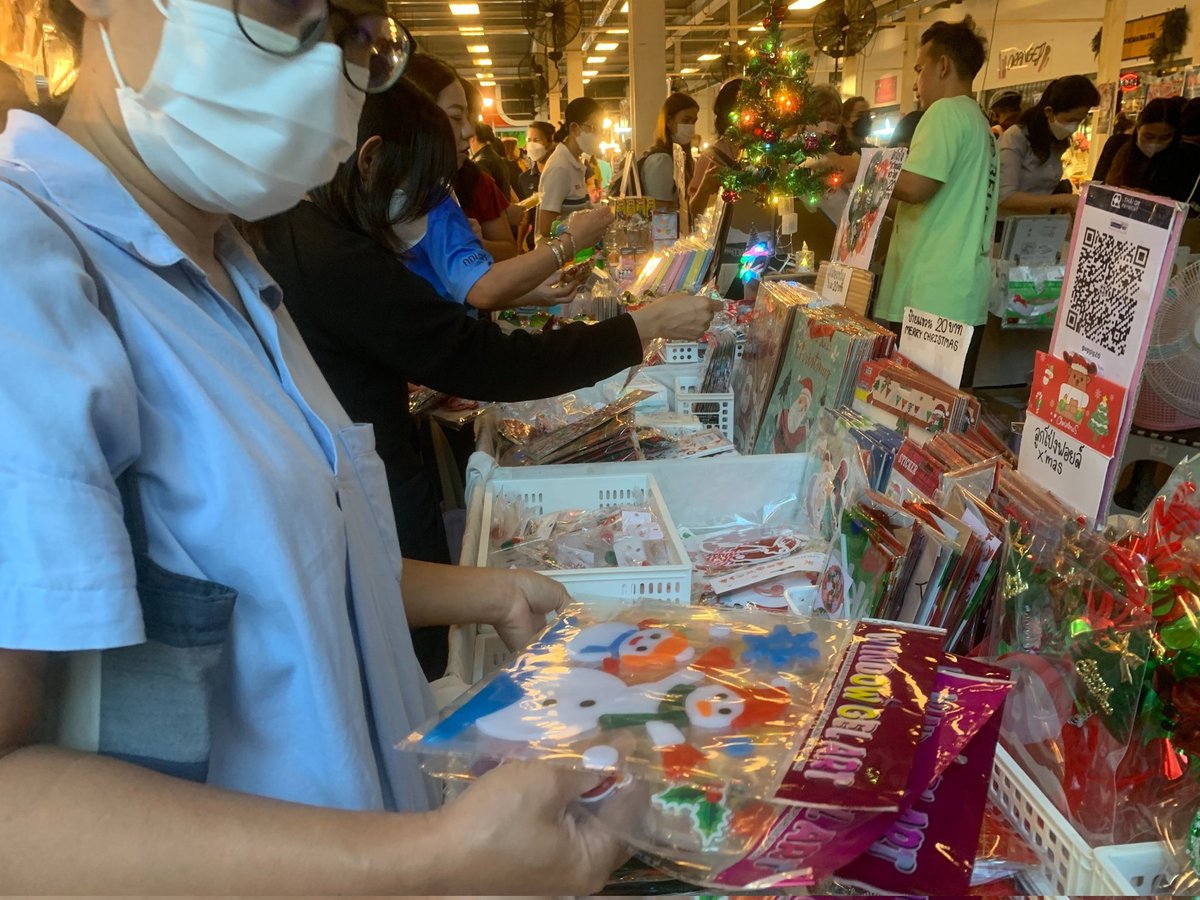 KhaosodEnglish's tweet photo. Bangkokians shop for Christmas decorations at a local market in Phaholyothin 18/2 areaThursday morning, Dec 21. Only one percent of Thais are Christian but some enjoy putting up Christmas decorations to feel jolly. (Pics: Yokin Charoenying.) #Thailand #WhatsH #xmas2023 #Bangkok https://t.co/9bzpXjI5uV