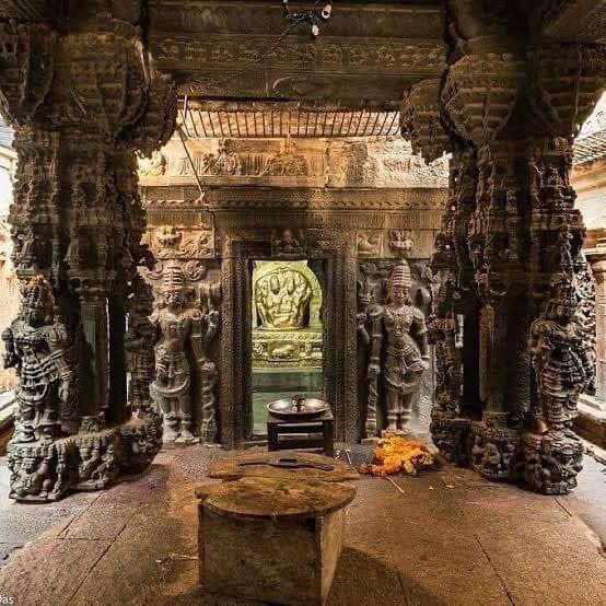 🕉 What we can't even draw on paper today
Our Ancients carved in Stone, centuries ago !!
Sri Bhoga Nandeeshwara Temple dedicated to Bhagwan Mahadev built in 
early 9th century, at the base of Nandi Hills in Chikkaballapur district of Karnataka 🚩
#IncredibleIndia