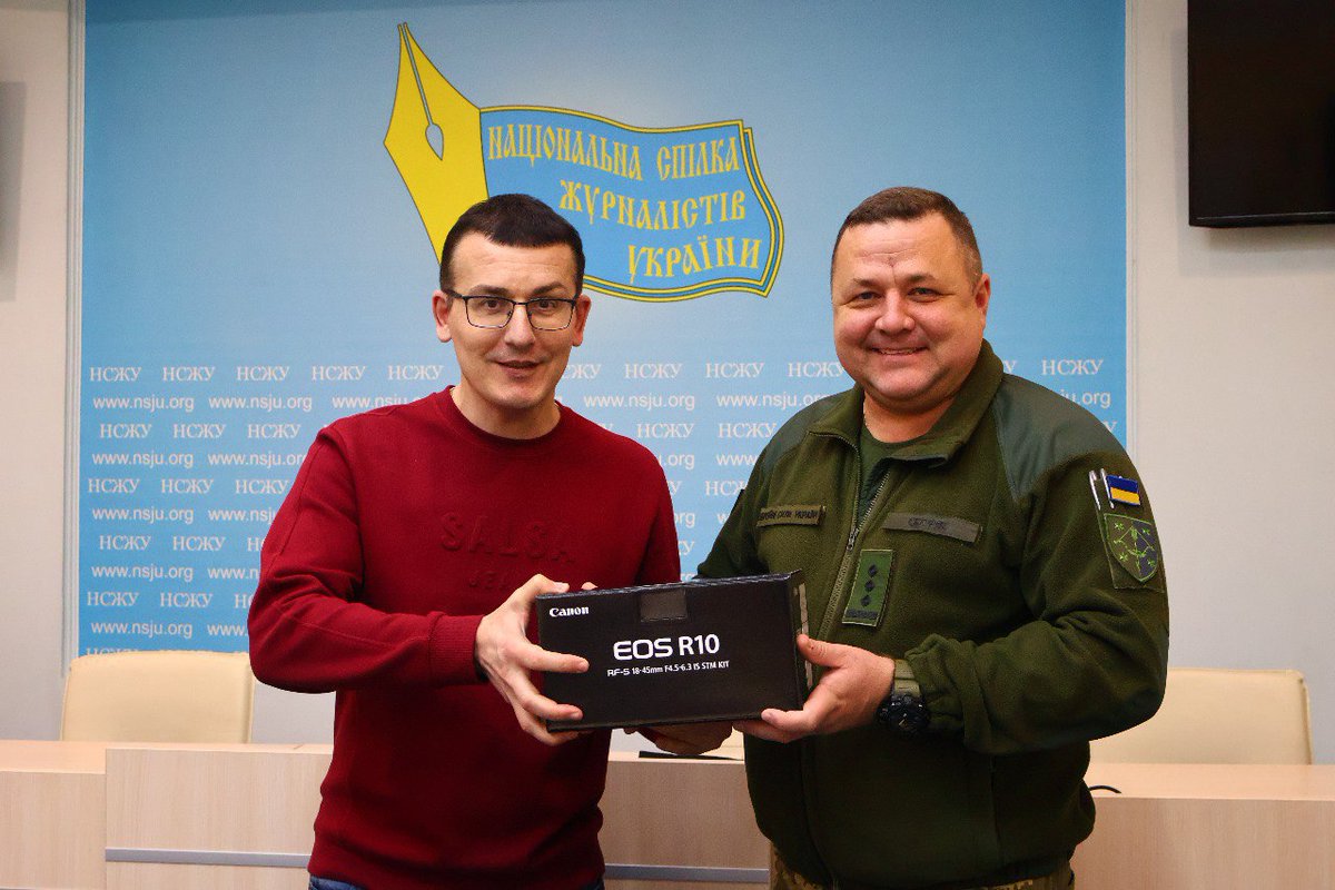 Ukrainian journalists donate a modern camera to frontline press officer Vyacheslav Skoryak, improving documentation capabilities. Joint effort by National Union of Journalists and Ukrainian Press Academy to support @UArmedForces. #SupportOurTroops #Journalism