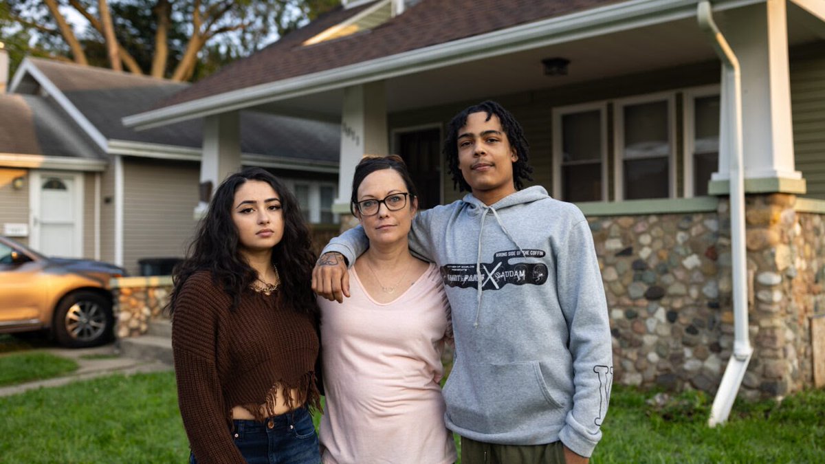 This is Amy Hadley & her kids, Kayla & Noah. In June 2022, police tossed dozens of tear gas bombs into their home, smashed windows, punched holes in the wall & more. A cop's error led them to Amy's home. She hadn't committed a crime. The gov't won't pay her back. A thread.