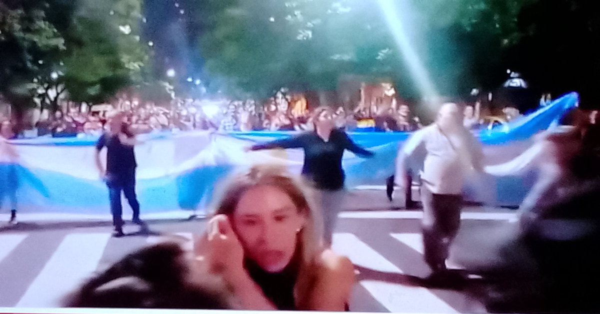julian_bussetti's tweet image. El cacerolazo espontáneo incluía 
las banderas argentinas de 50mts. ¿Quién no tiene una bandera de 50mts en su casa?