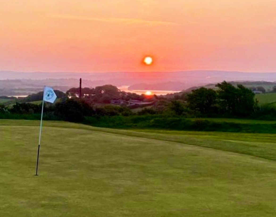 A very windy start in PL11… but it’s dry! More importantly, today is the shortest day… brighter times are coming! 
Golf course FULLY OPEN, no buggies permitted but trolleys are fine to use ✅ <a href="/PLsportsnews/">PlymouthSportsNews</a> #swgolf #stateofplay #shortestday