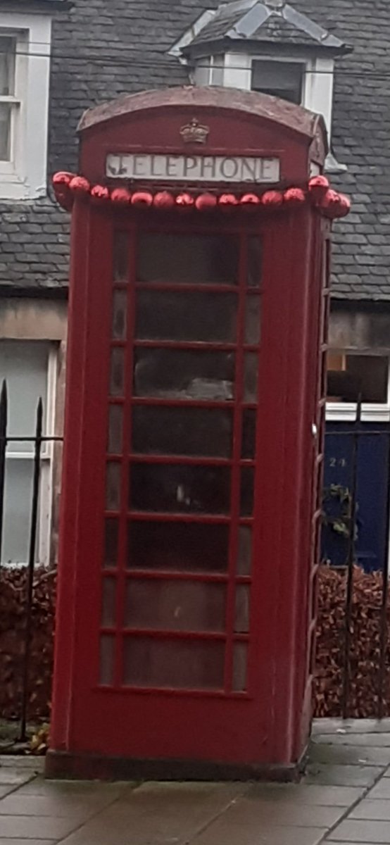 Festive baubles #Christmas2023 for the village #telephonebox #ColintonVillage @Edin_the_walk #Edinburgh #Xmas 😁🎄🎅