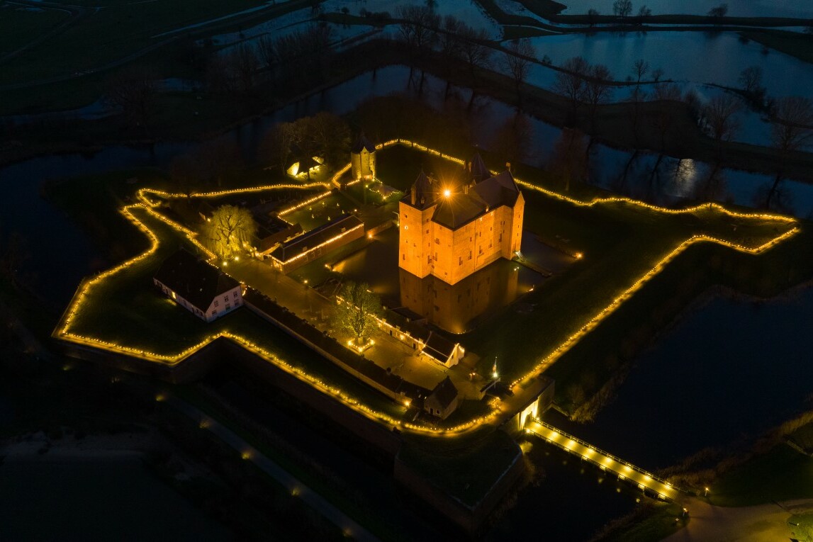 Kerst op Slot Loevestein 🎄✨

Fonkelende lichtjes, warme chocolademelk en natuurlijk héél veel kerstverhalen tijdens de kerstvakantie. ☕🏰

Meer informatie: bit.ly/48patf5

📷 v.l.n.r. Marcel Köppen, Kim Balster, Albert Speelman

#Biesboschlinie #kerstvakantie #kerst