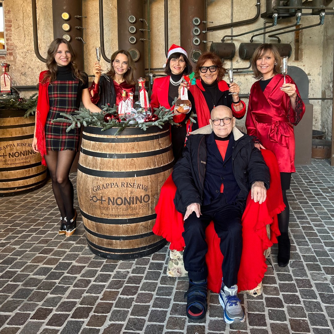 Ti auguriamo un Natale in pieno 'Spirito' Nonino, avvolto dal suono di brindisi gioiosi, dal calore dei propri cari e dal profumo della Grappa! #GrappaNonino #BeviResponsabilmente #buonnatale #nataleinfamiglia #natale2023 #TheGrappaEvolution