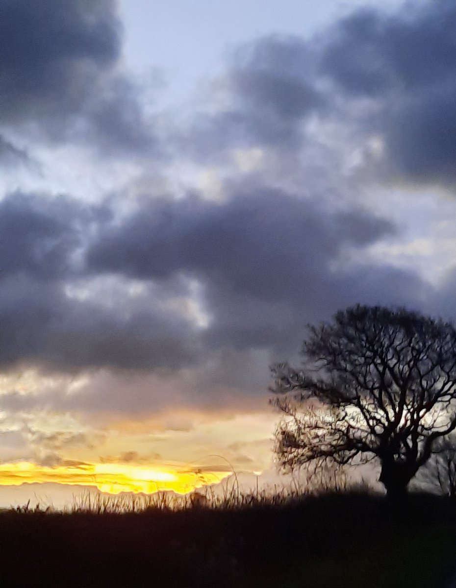 Good morning everyone. A stormy looking sky after a night of strong winds. #stormysky #goodmorning