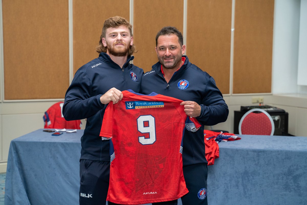 Head Coach Kevin Musikanth handing the scrum half jersey to <a href="/rugbyisrael/">Rugby Israel</a> international Omer Levinson for the @resupercup final!

#tlvheat #telavivheat #rugbyisrael #rugbyeurope #resupercup #rugby