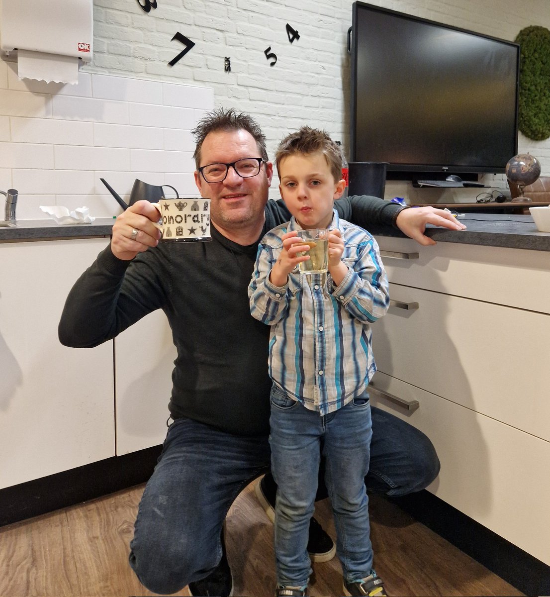 Vandaag was het dan zover en mocht Timme een dagje mee stage lopen. Vroeg beginnen om te kijken hoe het met alle leerkrachten is. Vervolgens rekensommen oefenen zodat we daarna facturen kunnen betalen. Dit maakt onderwijs tot een leerzaam feestje <a href="/xpect013/">Xpect013</a>