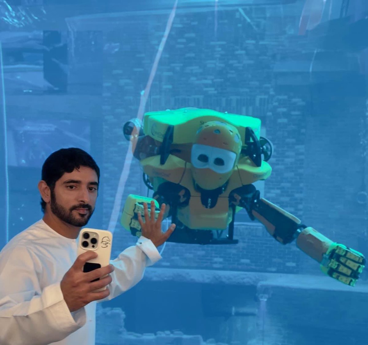 H.H Sheikh Hamdan bin Mohammed, with #OceanOneK 🤖 humanoid robotic underwater explorer at #DeepDiveDubai. The OceanOneK diving robot performs various functions, such as playing billiards and exploring treasures, showcasing its unlimited capabilities.