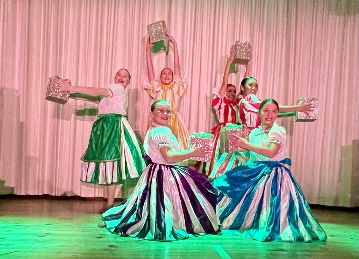 Alys yn mwynhau bod yn rhan o Panto ‘Elves Overboard’ eleni 🎅🎄🤶

Alys is loving being in the panto world this Christmas 🎄 🎄🎄

1 sioe i fynd! 1 show to go! 

<a href="/MrsMHughes45572/">Dosbarth Derwen</a> <a href="/nanttalwg/">Ysgol Y Fro(Cynradd)</a>