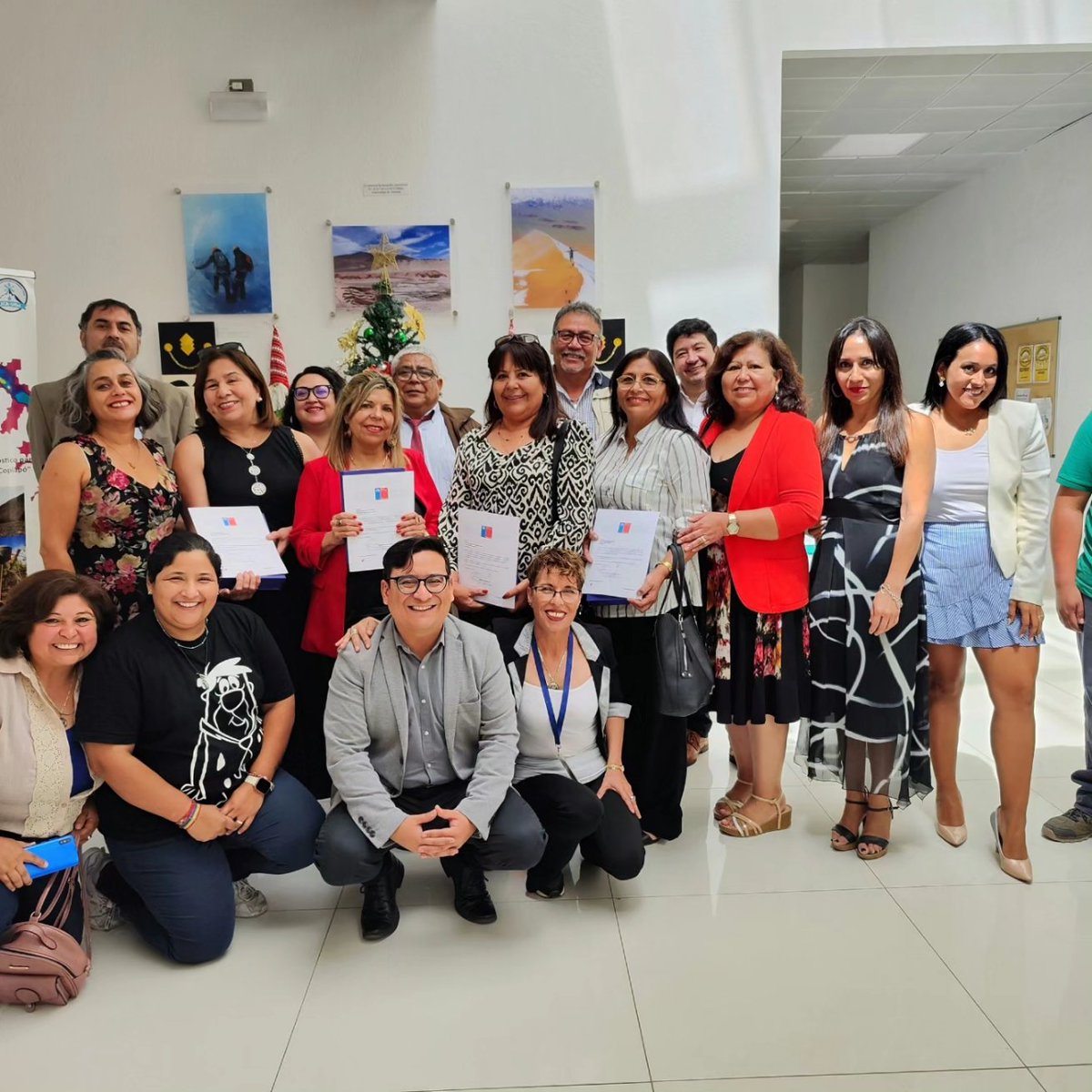 Minjudhatacama's tweet photo. En emotiva ceremonia funcionarias/os de @SenameAtacama se acogen a retiro, tras cumplir una destacada labor. 
Seremi @Minjudhatacama valoró el compromiso y trabajo desarrollado  durante años en beneficio de la #ReinserciónJuvenil https://t.co/Ia3eWo8FBC