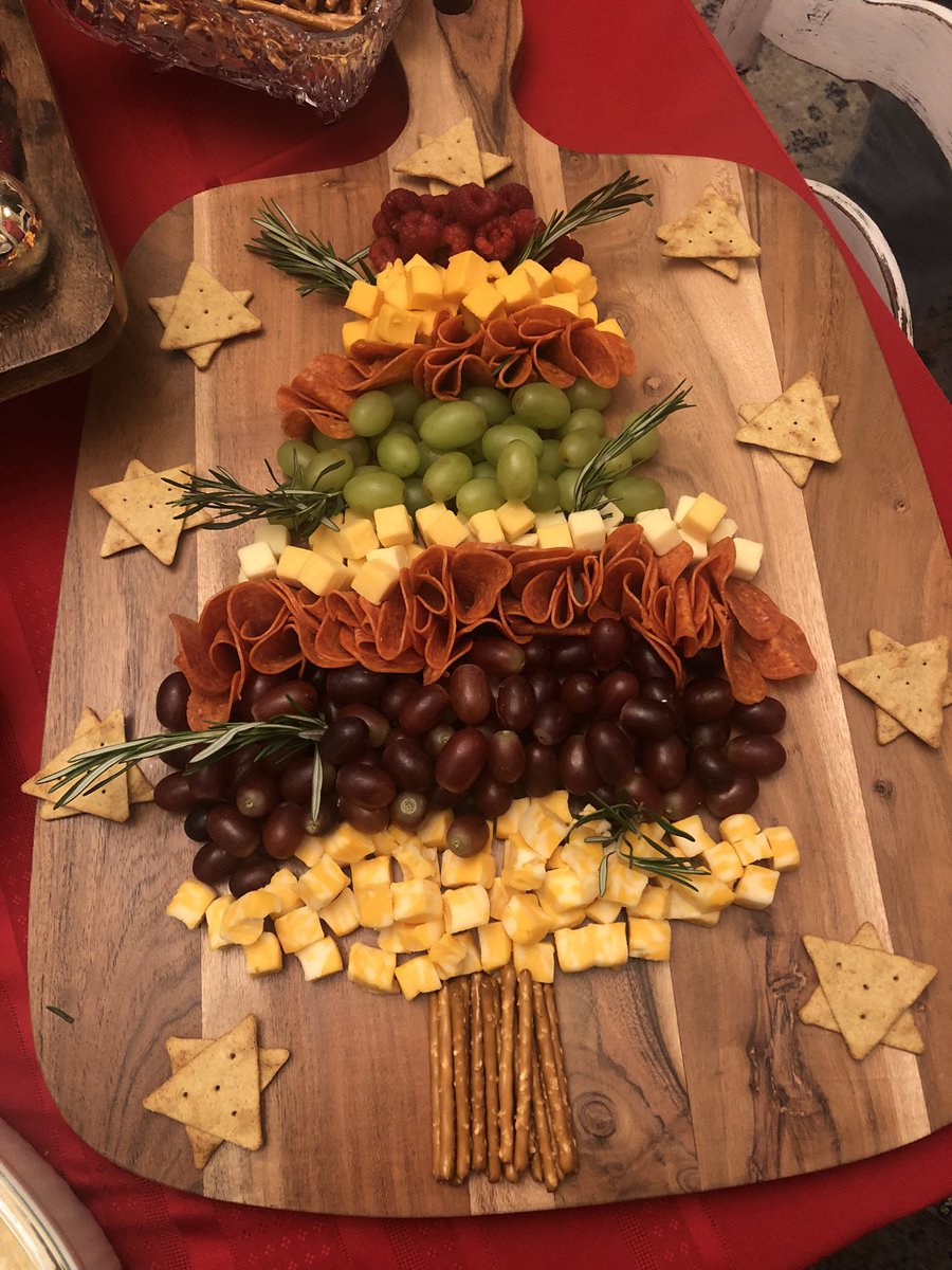 SteenbergenTina's tweet photo. My charcuterie Christmas tree turned out so cute! #slay https://t.co/kgPPWCvg97