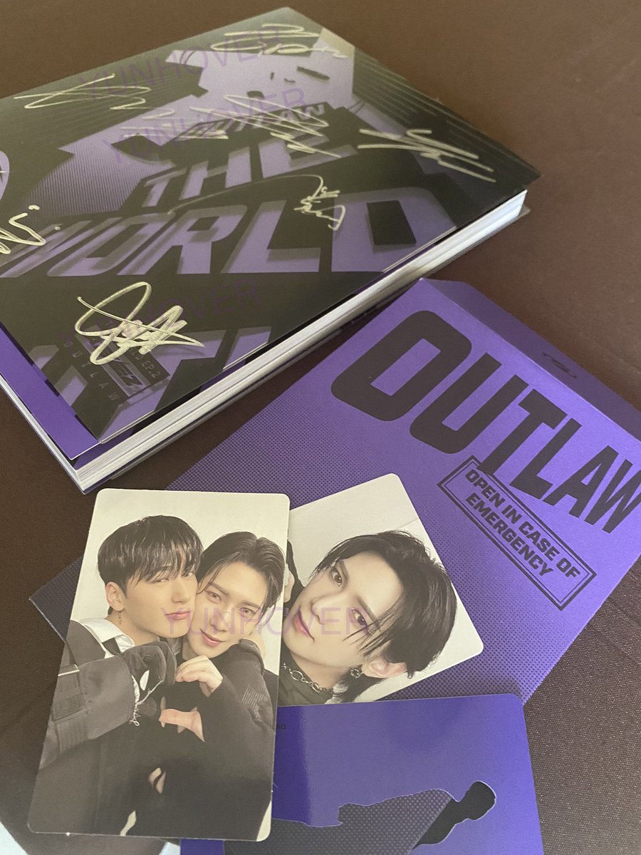 so…i won an Outlaw ot8 signed album…and this is how year-end bonus feels like for me🥹 thank you so much @ATEEZ_SEA 🖤💜