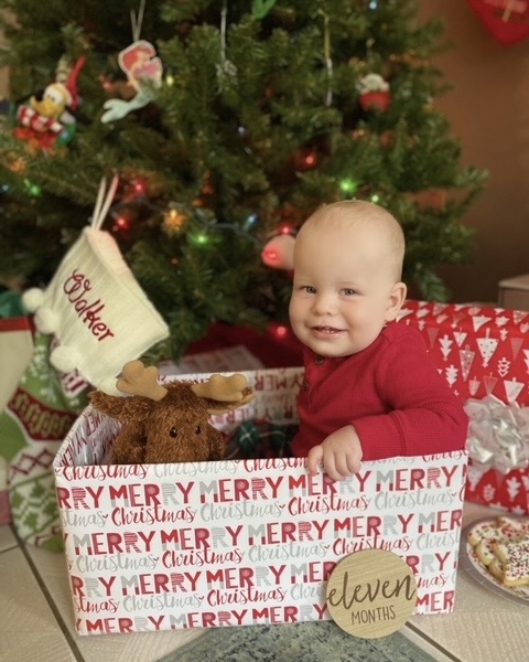 Christmas is in 5 days, and Baby Walker is already 11 months old? Where has the time gone?! 😭 This adorable holiday photo was sent to us by IPs Lauren and David, who welcomed Walker with the help of Surrogate Mary back in January. ♥️🍼
