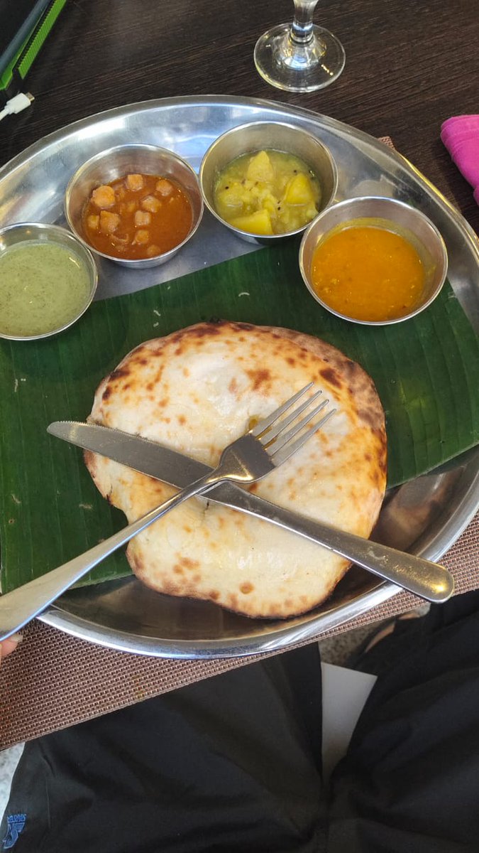AndiMerican's tweet photo. I dont normally ambil gambar makan. But this deserve to be in my post

I was at the hospital. Wanted to grab lunch but i dont eat rice. So i ordered me Naan Cheese

And here's what I got  ..

Montok dan fluffy, harga RM 12
Puashati bak ang !!!

Korang lunch apa tu? https://t.co/vnVAGET09w