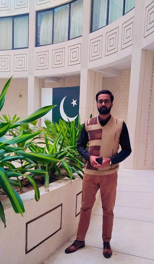 Let none presume to wear an undeserved dignity. Shakespeare
#office #thursdaymorning #Lahore