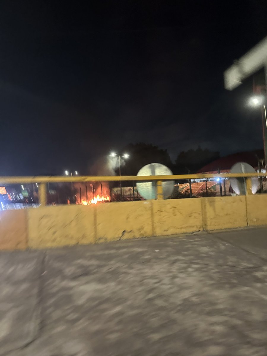 MariaMvcp's tweet photo. Incendio en circuito interiores y ferricaril de hidalgo @Bomberos_CDMX https://t.co/0qP3JETFXu