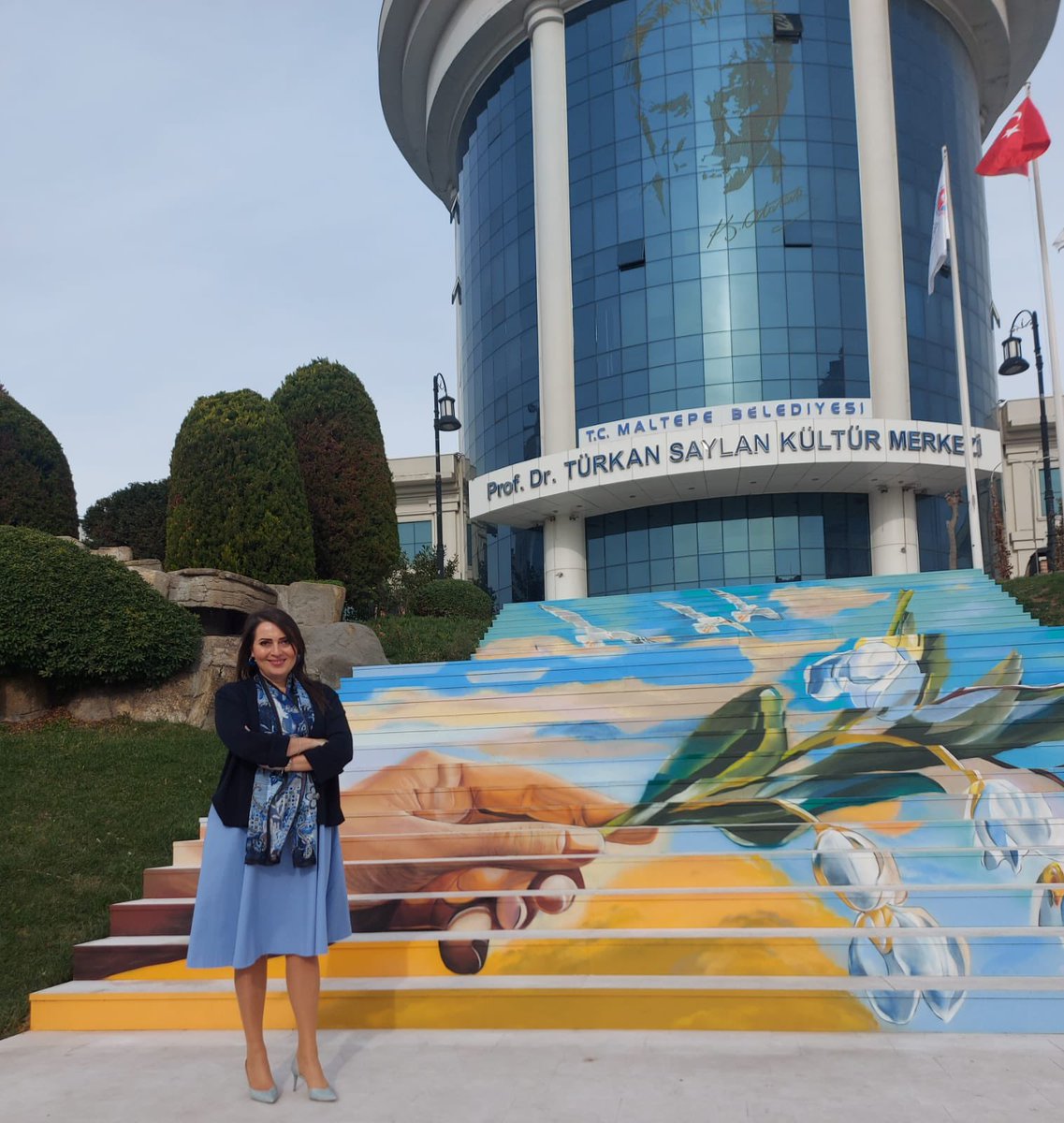 Prof. Dr. Türkan Saylan gibi “Kardelenlere” uzansın ellerimiz…Hiçbir çocuk yatağa aç girmesin. Bütün çocuklar kaliteli eğitime erişebilsin. Bu merdivenleri her çıktığımızda bize bu sorumluluğumuzu hatırlatsın ve “Kardelenlere” uzansın ellerimiz🙏🙏🙏