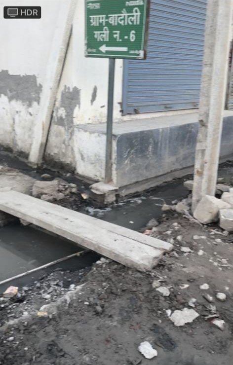 AshishC31569496's tweet image. ग्रीन नोएडा क्लीन नोएडा की एक झलक यह स्थिति गांव बादौली गली नंबर 6 की है। गली में नाली के उपर जाल ना होने से हो रही है ग्राम वासियों को बड़ी समस्या कृपया करके जल्द से जल्द जाल लगवाने की कृपा करें। @CeoNoida @noida_authority