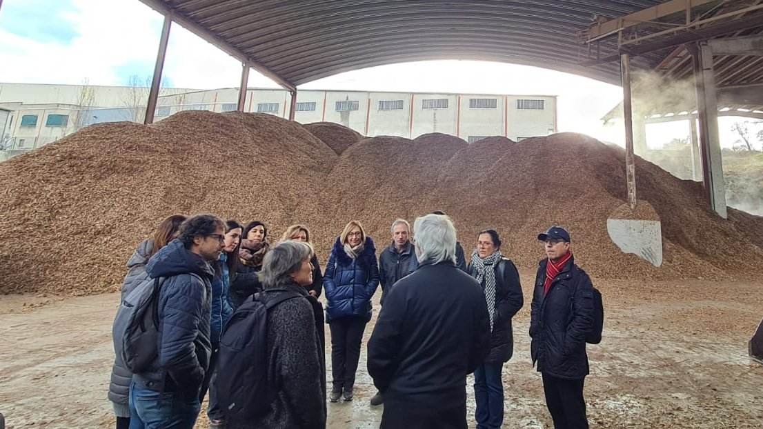 arcaruralcat's tweet photo. L'#espaitest ramader del @LeaderRGB, la Formatgeria Col·lectiva d'Alpens, l'@lobradora i @SupercoopManre van ser algunes de les iniciatives #BCNSmartRural que van poder conèixer els responsables de l'estratègia #RIS3Cat.
➡️ Definint la nova convocatòria d'ajuts #PECT. https://t.co/lbwoG1pSMj