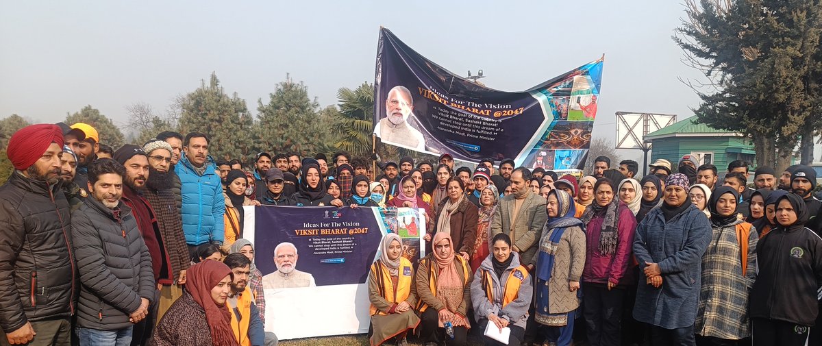 UnivofKashmir's tweet image. Vice Chancellor and University Officials at University of Kashmir bond with students, capturing the spirit of #ViksitBharat@2047 in selfies, fostering unity and enthusiasm! 📸🎓 #CampusUnity
#FutureDriven
#Ideas4ViksitBharat
#NITIAayog