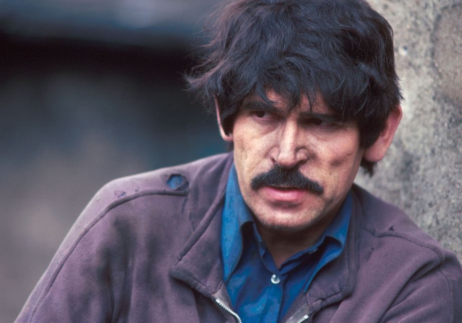 Alman gazeteci Günter Wallraff, 1983 yılında sıra dışı bir iş yapmaya karar vermişti. Kılık değiştirip 2 yıl boyunca Türk işçisi “Ali Levent Sinirlioğlu” takma adıyla çalışacak, böylece misafir işçilerin çalışma şartlarını yakından görmüş olacaktı.

Siyah bir peruk ve lens taktı.