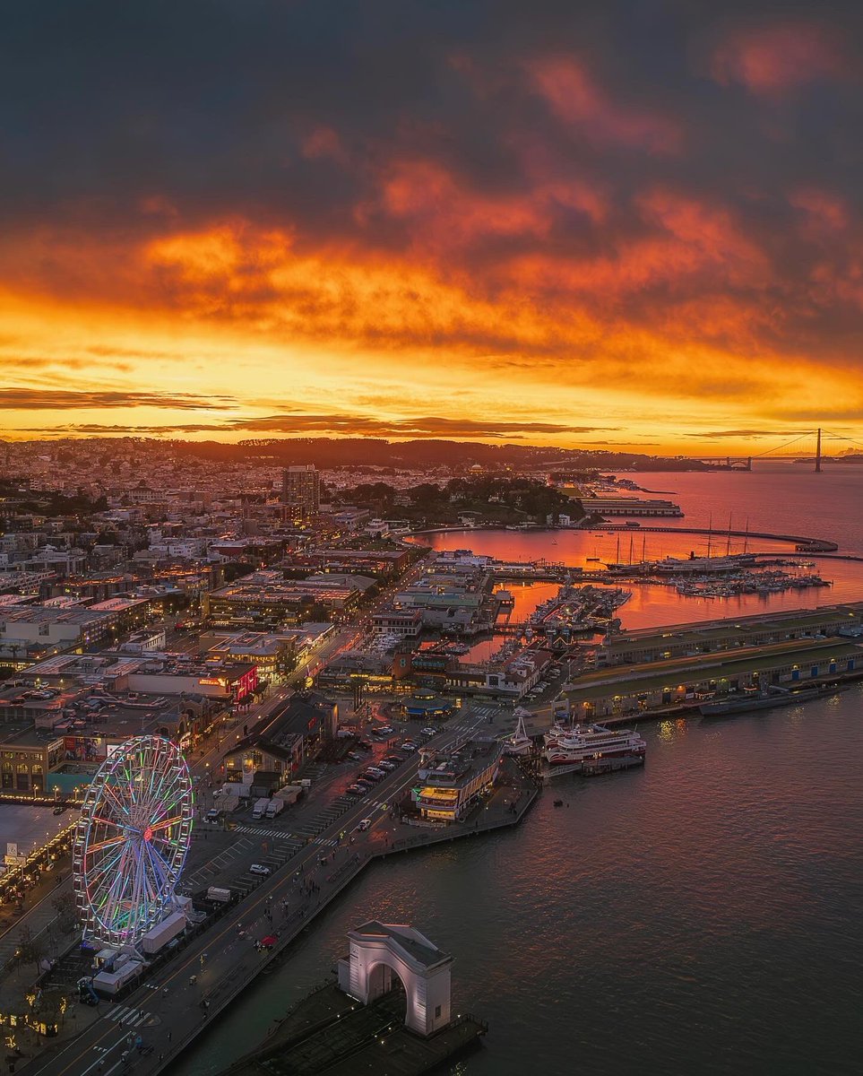 SkyFire. 
•
•
•
•
#streetsofsf #mysanfrancisco #SanFrancisco #sfpulse #california_igers #streetsgrammer #moody_tones #moodygrams #nowrongwaysf #leagueoflenses #sanfranciscocity #gramslayers #urbanromantix #sf_insta #instagood #urbanandstreet #visualambassadors #igtones