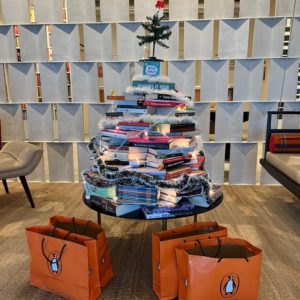 Merry Christmas! 
From our sustainable book tree to yours 🫶
