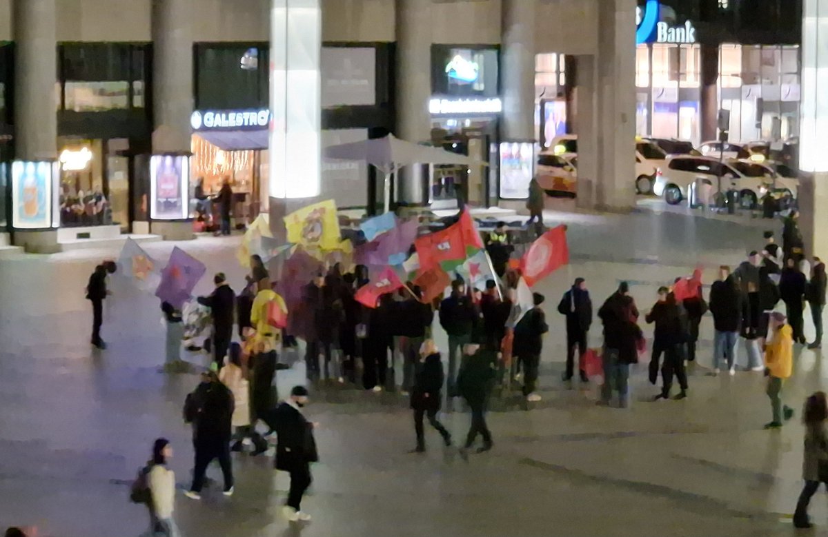 KoelnAnonymous's tweet photo. Keine Solidarität für #Zora in #koeln.
Rund 50 Leute habe sich für die autoritären #AntisemitInnen auf dem Bahnhofsvorplatz versammelt.
Dies dürfte ca den Kern der Gruppe & ihre engsten MitstreiterInnen um Young Struggle, OAT, etc gewesen sein. Eine Pleite.
#k2012 https://t.co/X4PdyAUEJI