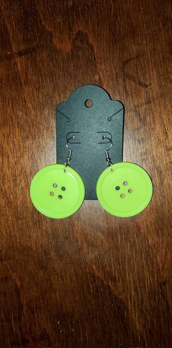 Coraline inspired button earrings 🧵🪡
'Black is traditional. But if you prefer pink, or vermillion, or chartreuse...'

#handmadeearrings #Coraline #buttonearrings #button #earrings