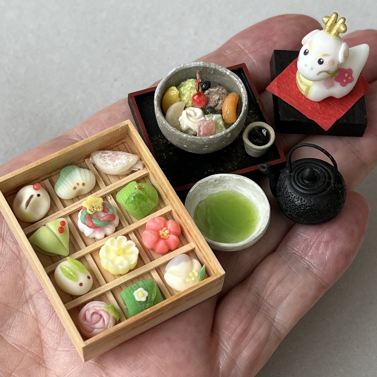 kasuga_maru's tweet photo. わたしは干支飾りと和菓子で参加します
クリスマスBOX Ａです☆
よろしくお願いします☺️ https://t.co/Wiy3wQm74S