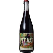sommelier_Tango's tweet photo. ペットナット (Pét-Nat)

一次発酵の途中で瓶詰めを行い、残った糖分のみで瓶内発酵して造られるスパークリングワイン。

酵母を除去せず濁りがあるものが多い。

近年のナチュラルワインブームで世界中で生産が増えている。

ペティヤン・ナチュレル(Petillant Naturel)の略。

#ワイン豆知識 https://t.co/sXGWv9iSRv