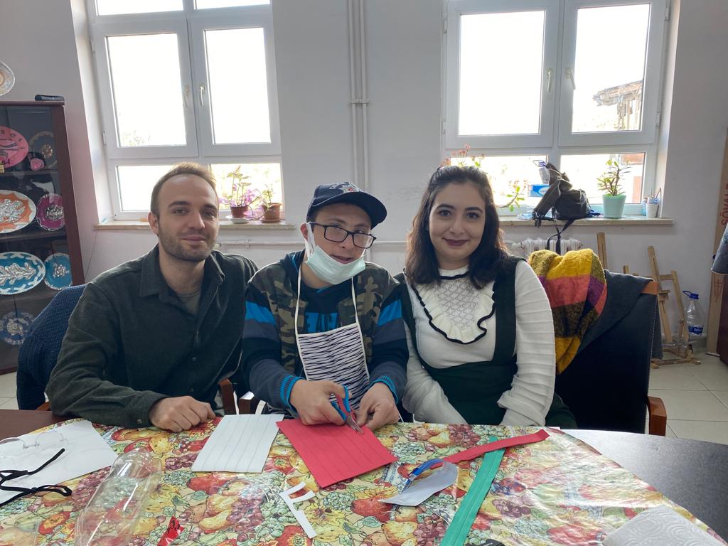 İlçemiz Halk Eğitimi Merkezi Müdürlüğü, Merkez Müdürü Halit Kılıç önderliğinde yoğun kurs programına ilave olarak engelsiz bireylere yönelik açtığı kurslar, engelsiz öğrenciler için öğretmenleri sayesinde burayı ikinci yuvaları haline getirdi.