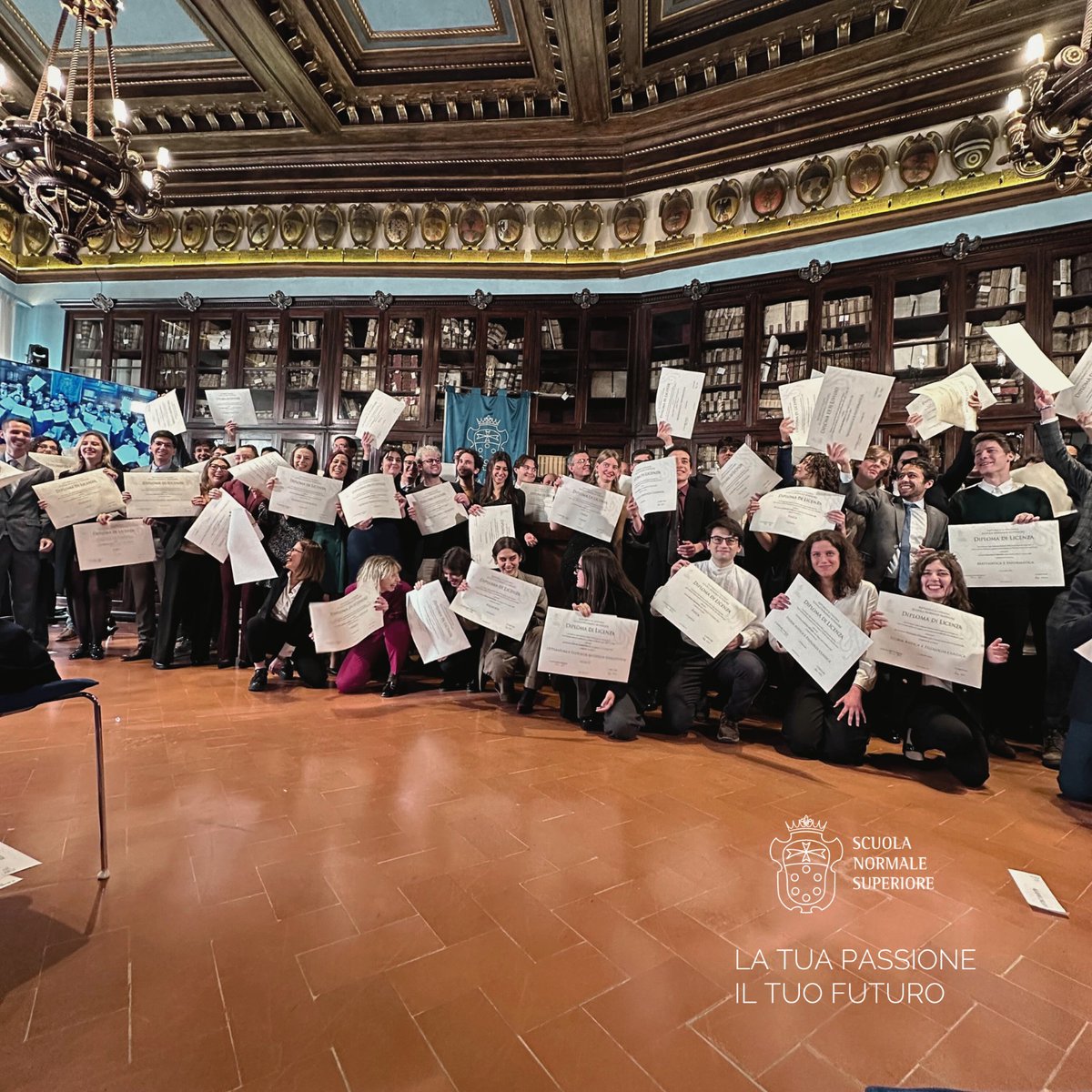 60 allievi e allieve hanno ricevuto stamani il diploma di licenza normalista nel corso della tradizionale cerimonia nella Sala Azzurra del Palazzo della Carovana.
26 sono della Classe di Scienze, 32 della Classe di Lettere e Filosofia e 2 della Classe di Scienze politico-sociali.