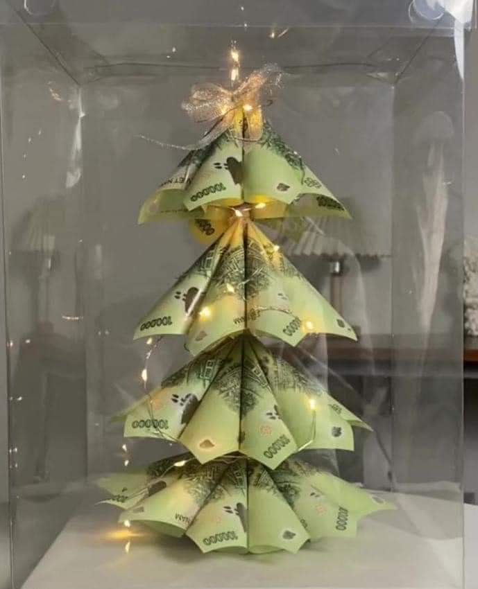 Này cô gái luôn tự nhận mình mạnh mẻ cứng cỏi, đừng ngại gì việc buồn bả chán chường nếu một ngày bạn cảm thấy yếu đuối. Khi cùng 1 lúc bao nhiêu thứ đổ lên đầu  thì có rất nhiều người gục ngã chứ không riêng mình đâu!!
Ta chỉ có thể cõng 1 vật 50kg