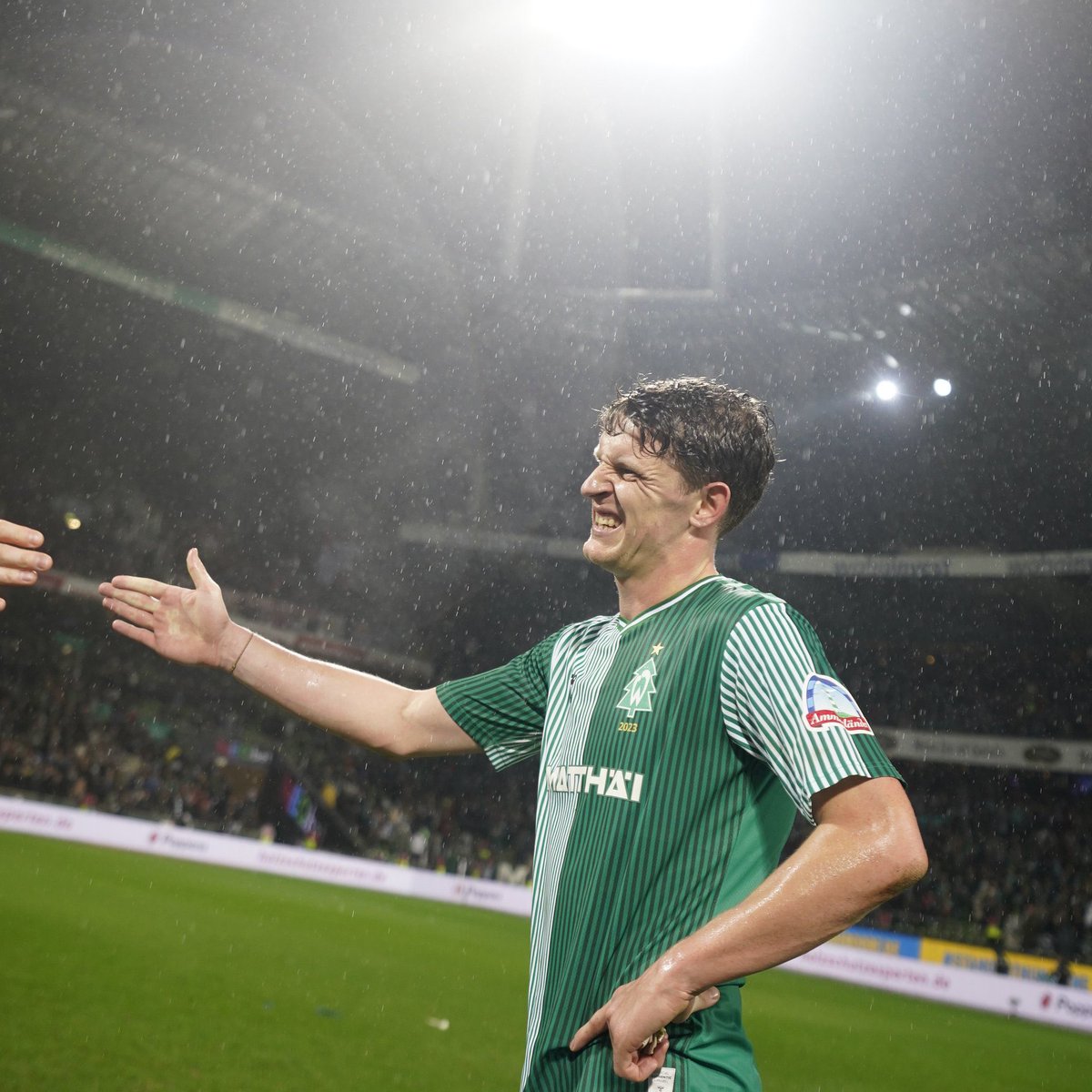 boiteamaillot's tweet image. 🇩🇪 Le Werder Brême a porté un maillot spécial édition Noël face à Leipzig hier soir ! 🌲