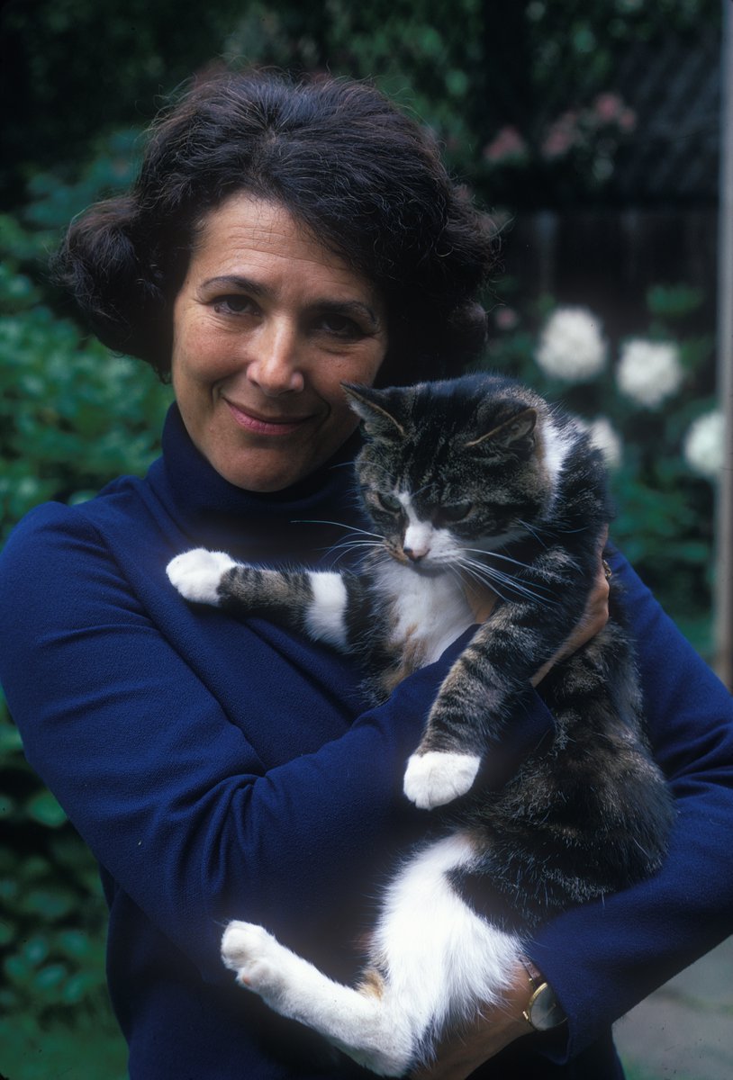 We know lots will be tuning in tonight to watch the TV adaptation of Judith Kerr's classic, Mog's Christmas - so we wanted to share this incredible picture, courtesy of her son Matthew Kneale, of Judith with the real Mog! Find the charming original book: bit.ly/3RvJmrJ