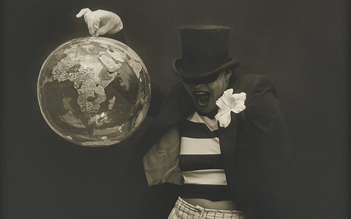 #OneWork: What if Carrie Mae Weems ruled the world? 📸 In this iconic photograph, the American artist dresses up as an evil clown to denounce the violence of those in power. Learn more: bit.ly/41komc7
