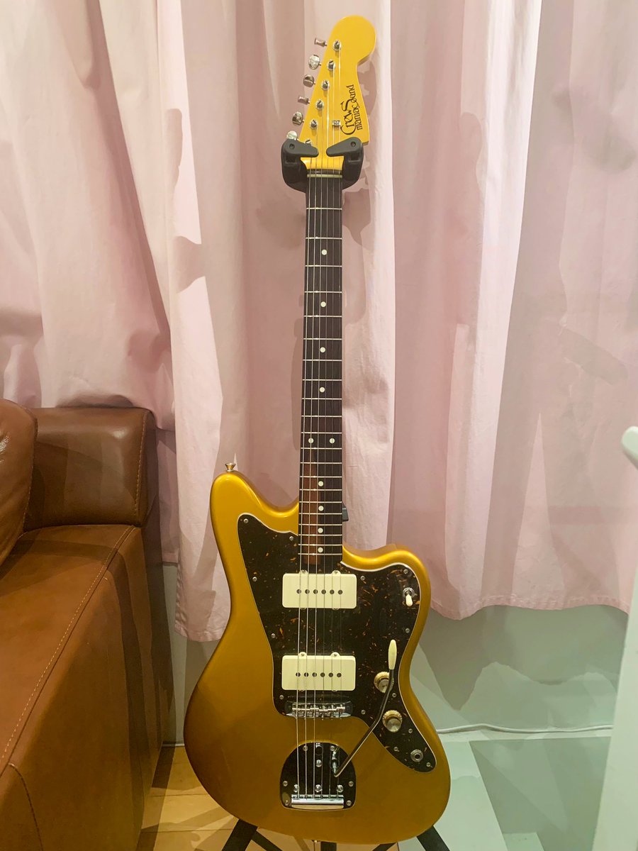 おニューのギター
ジョー・パスのようにジャズをマスターしたくて買いました

26歳にもなるとマッチングヘッドも許せるようになります