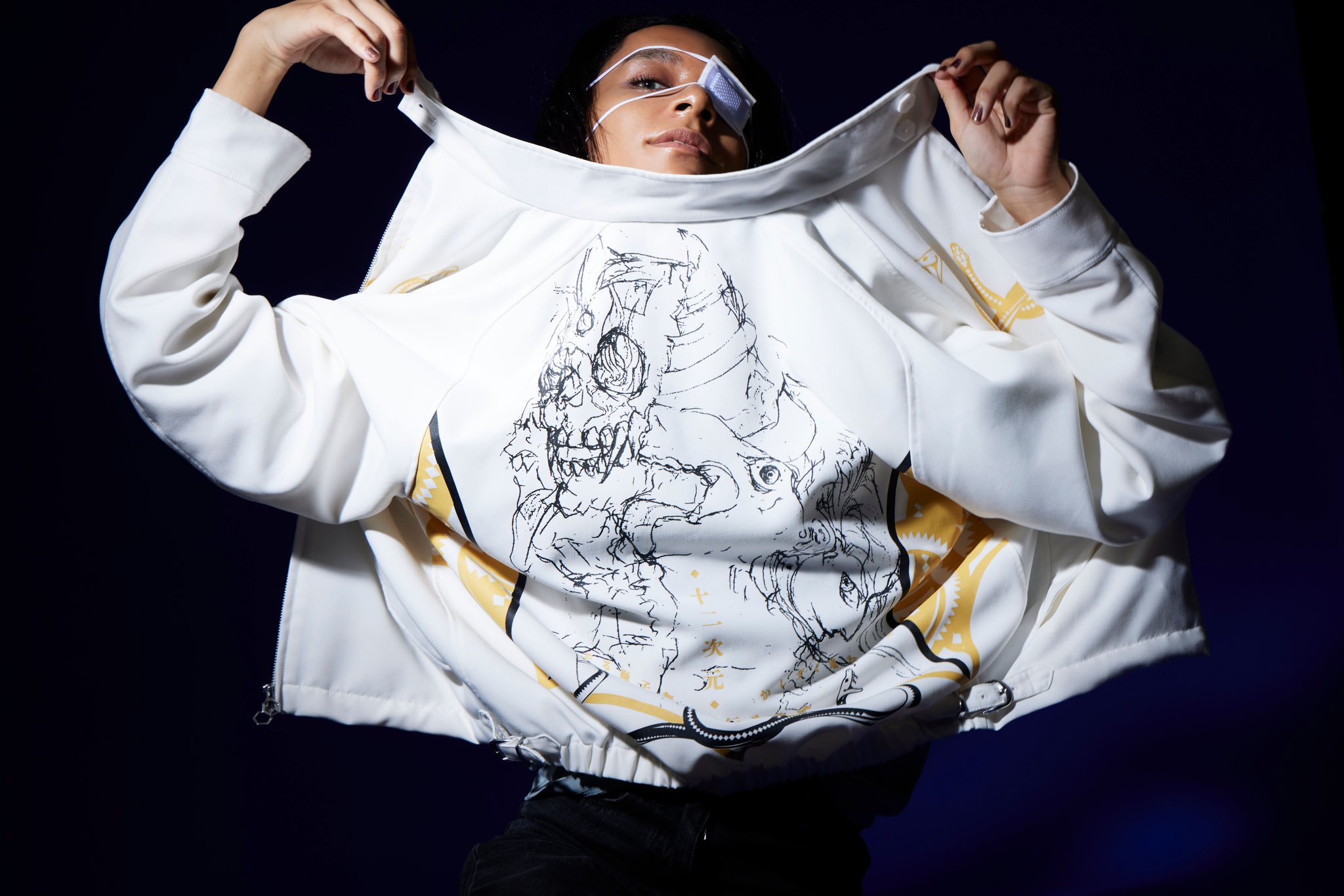 女王蜂　ベージュ 背面刺繍 HALF