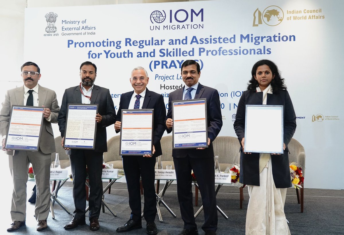 Promoting Regular & Assisted Migration for Youth and Skilled Professionals (PRAYAS)!

As part of commemoration of #MigrantsDay, @SecretaryCPVOIA @MukteshPardeshi today launched project PRAYAS. 

Jointly executed by @IOM_India and @ICWA_NewDelhi, project aims at furthering safe &