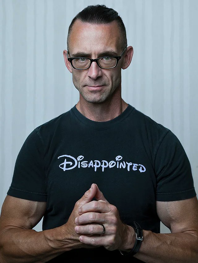 Check out our interview with the brilliant @chuckpalahniuk strandmag.com/interview-with… 'Good writing only comes in spurts. Every few sentences I need to fold laundry or walk the dog to let my brain refill.'