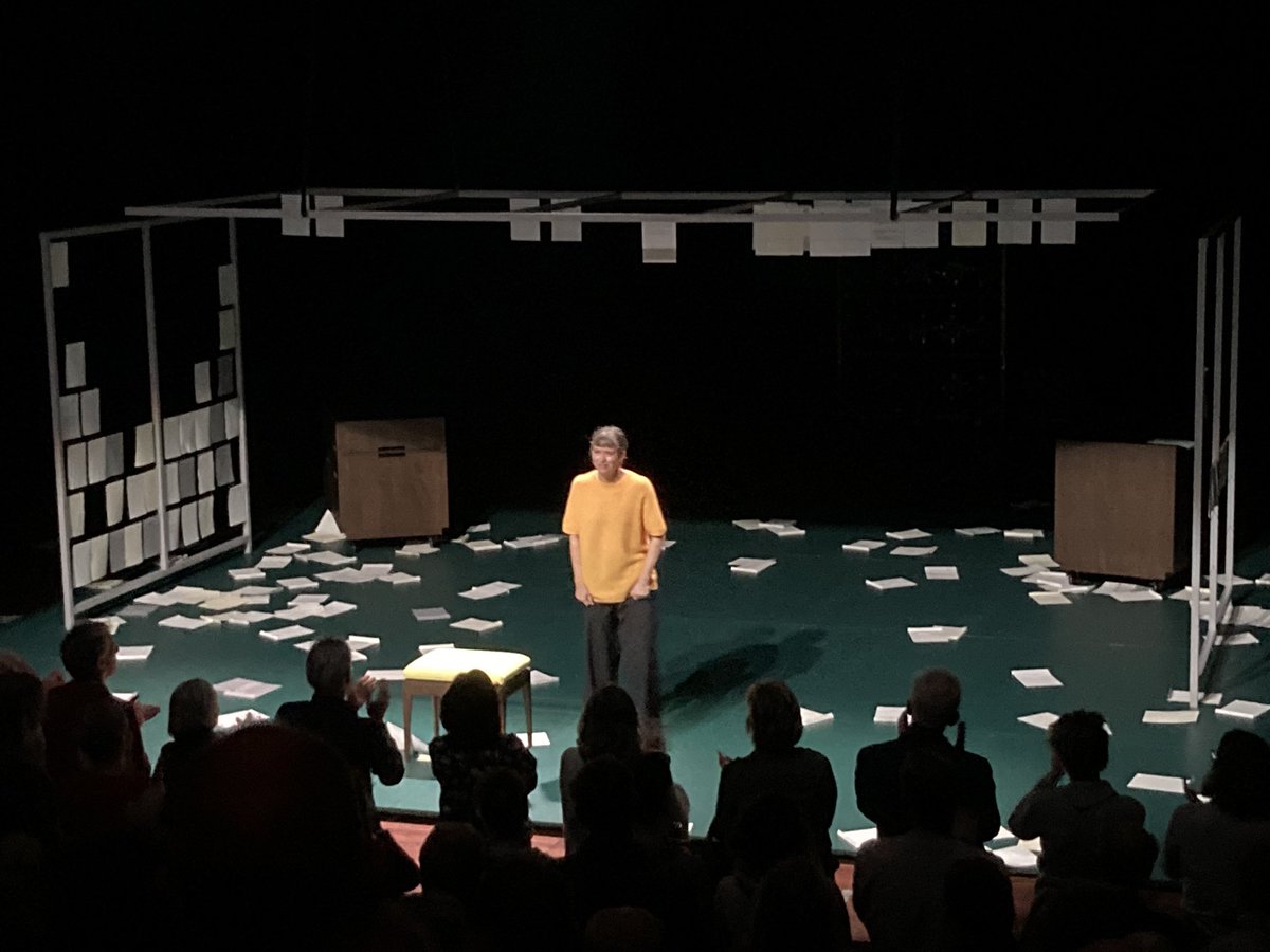 Meesterlijk!!! #PrimaFacie
Haarscherp vertolkte solo door #MariaKraakman ijzersterke regie #ElineArbo 
Aangrijpend en invoelbaar verhaal over seksueel geweld in samenhang met het falen van de rechtsgang hieromtrent.
#éénVanDeDrie  
#TheaterKunst @ITAensemble